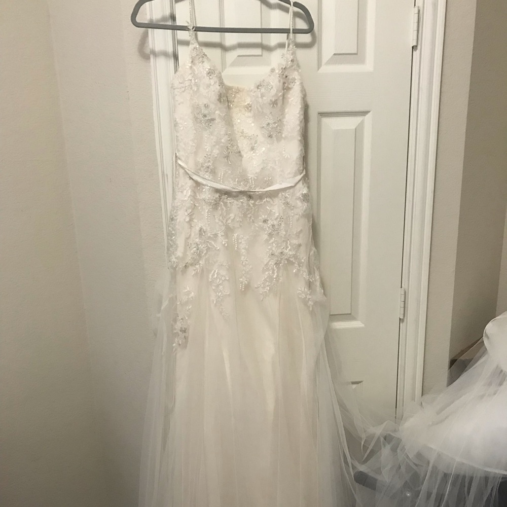 Wedding dress - Picture 2 of 8